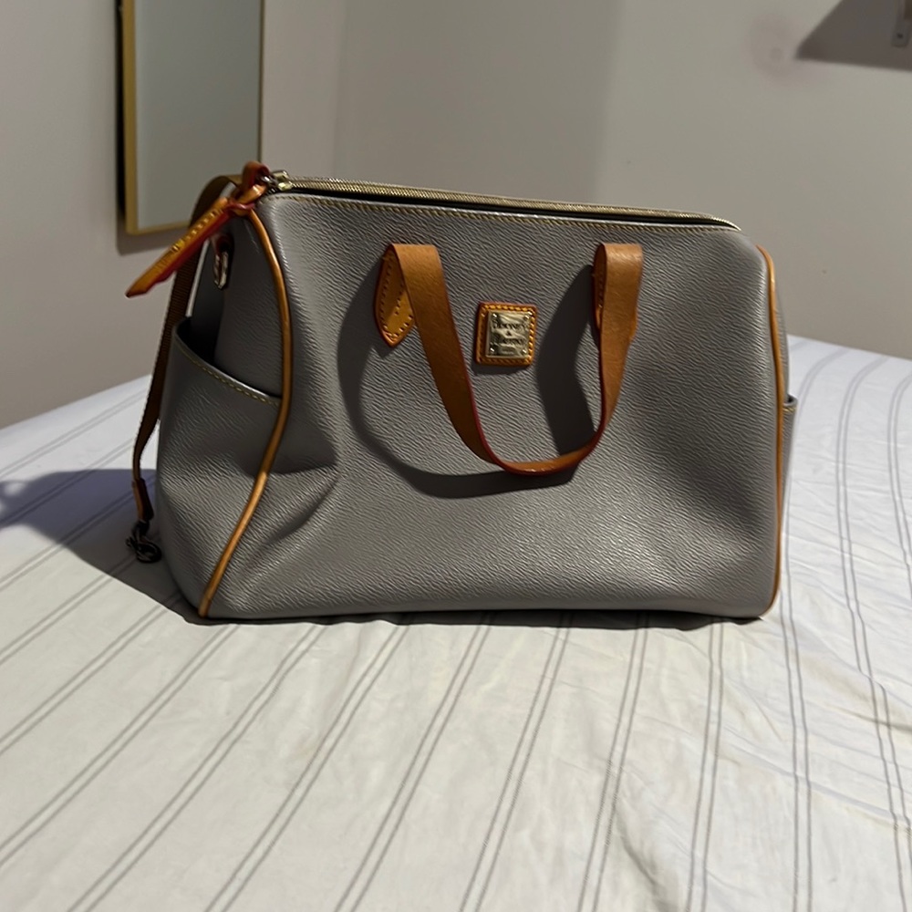 Purse good look color gray brand dooney&bourke